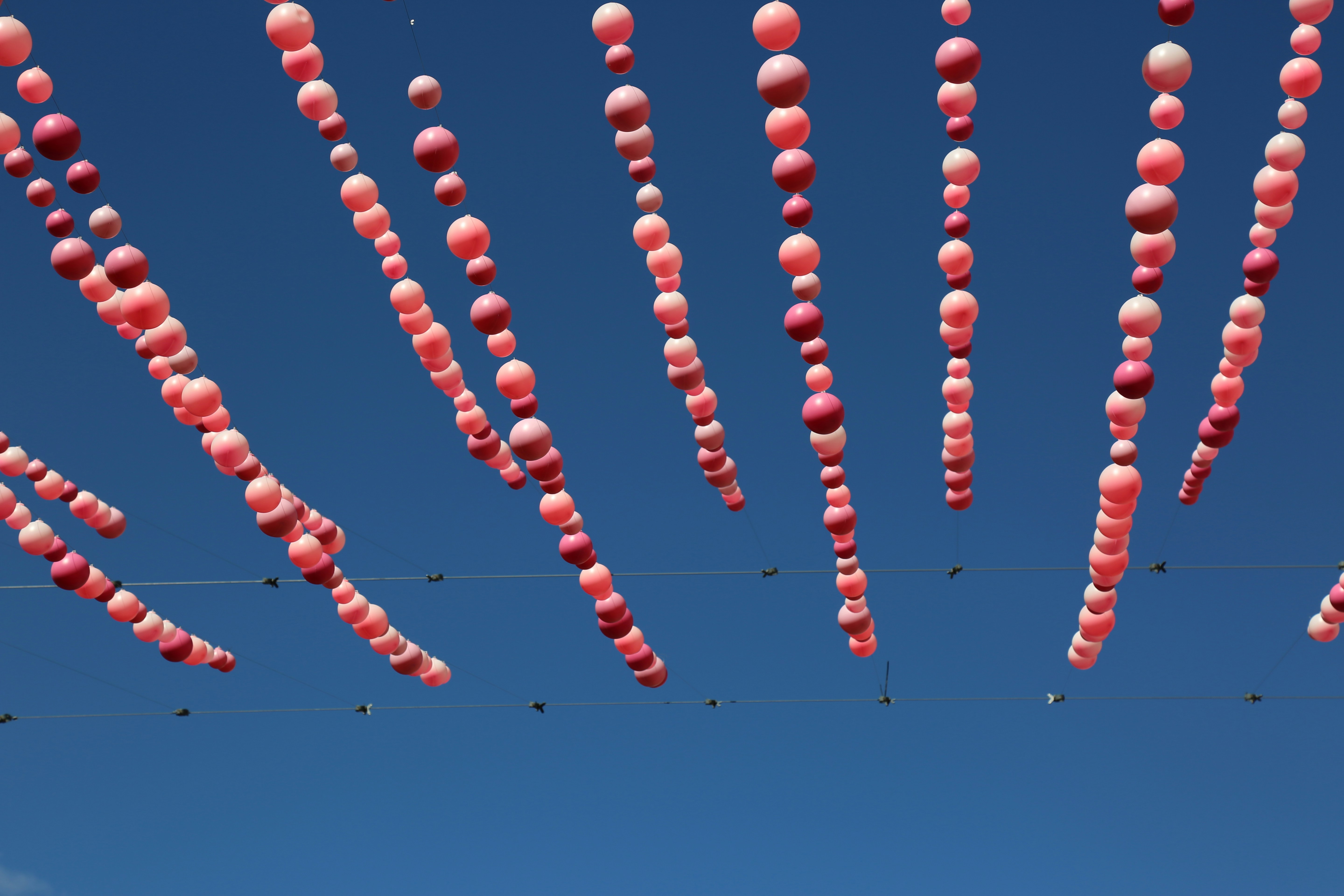 balões vermelhos flutuando no ar