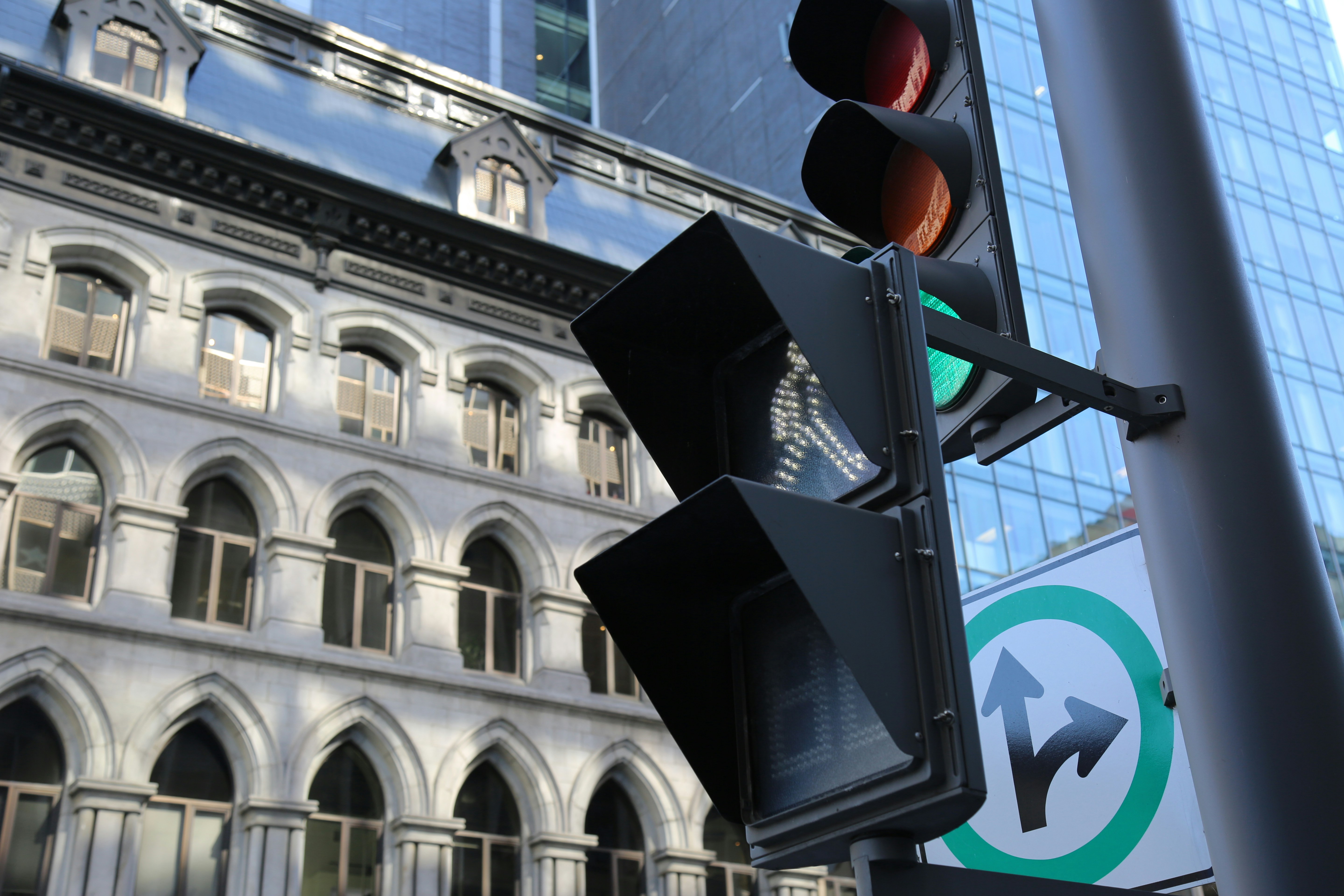 um semáforo com uma placa