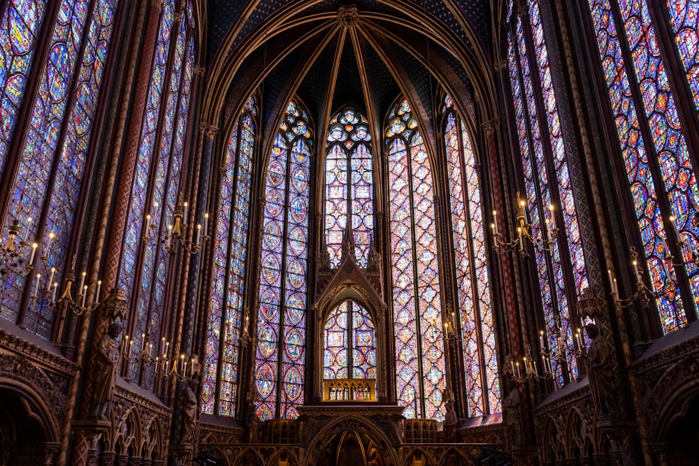 une grande cathédrale avec des vitraux avec Sainte-Chapelle en arrière-plan