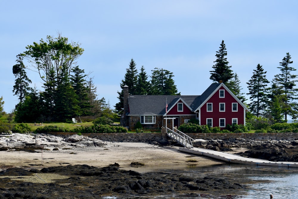 Una casa roja junto al agua