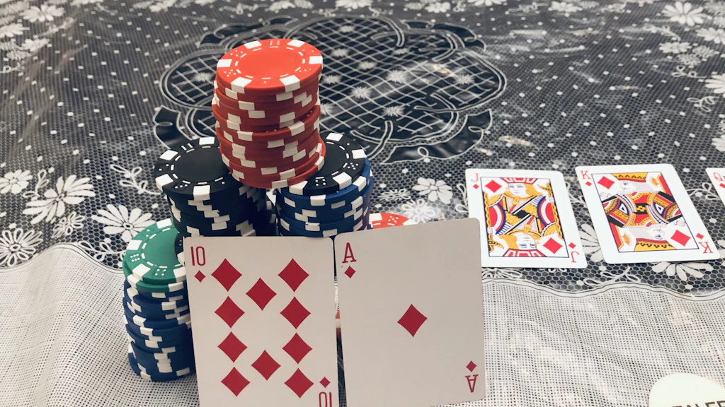 Joueur de poker en réflexion face à un choix de call ou fold