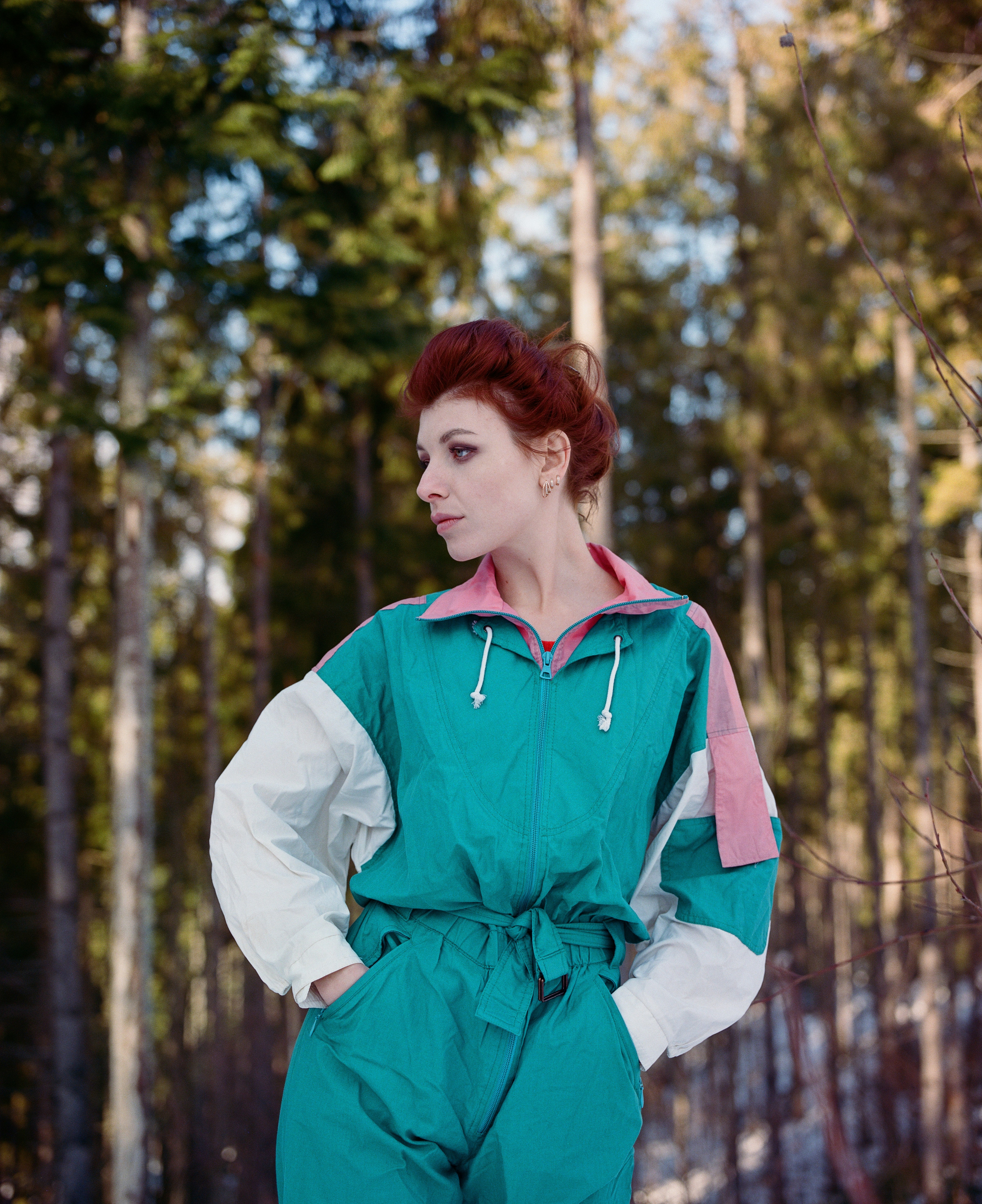 une personne en veste verte