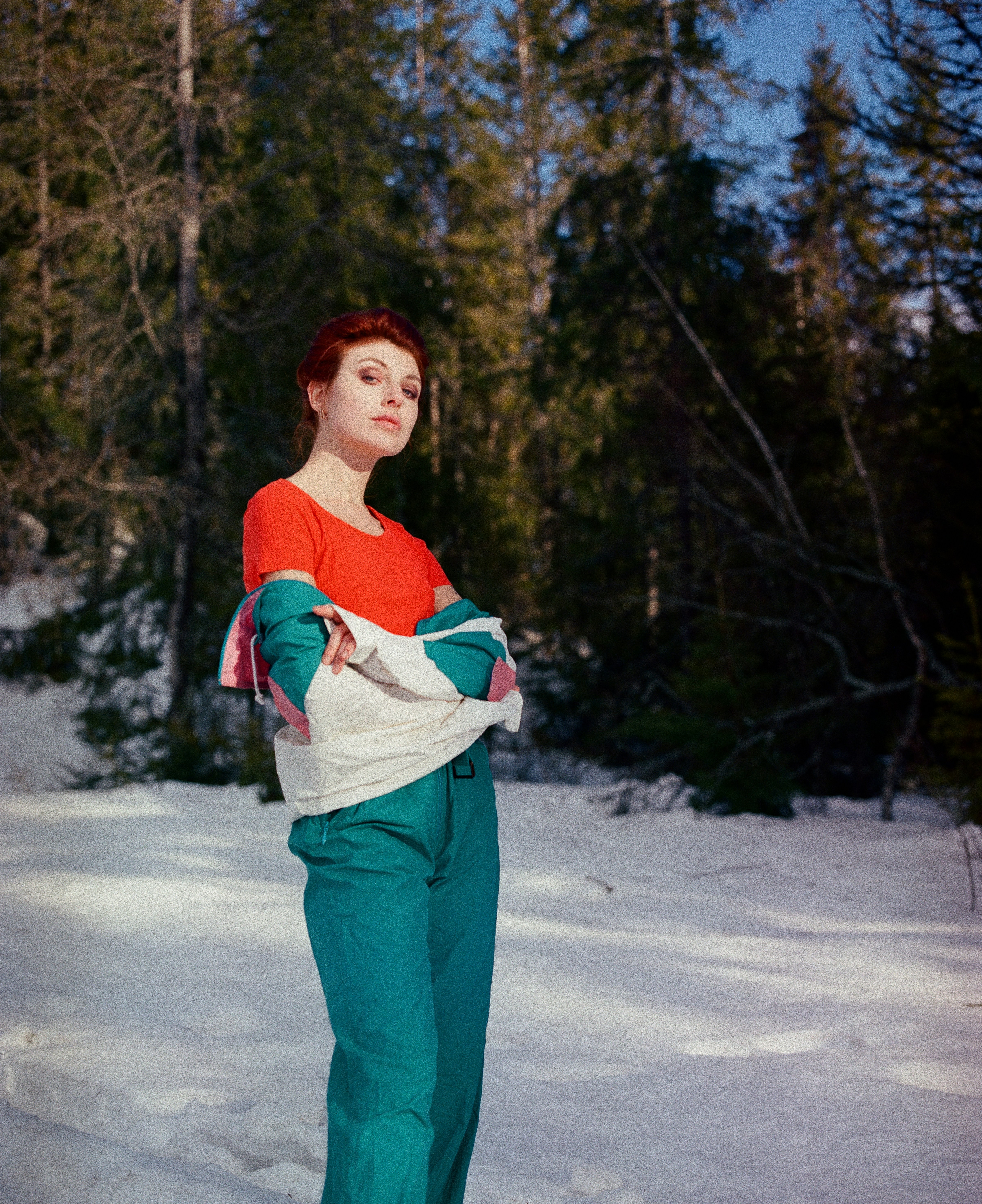 une personne debout dans la neige