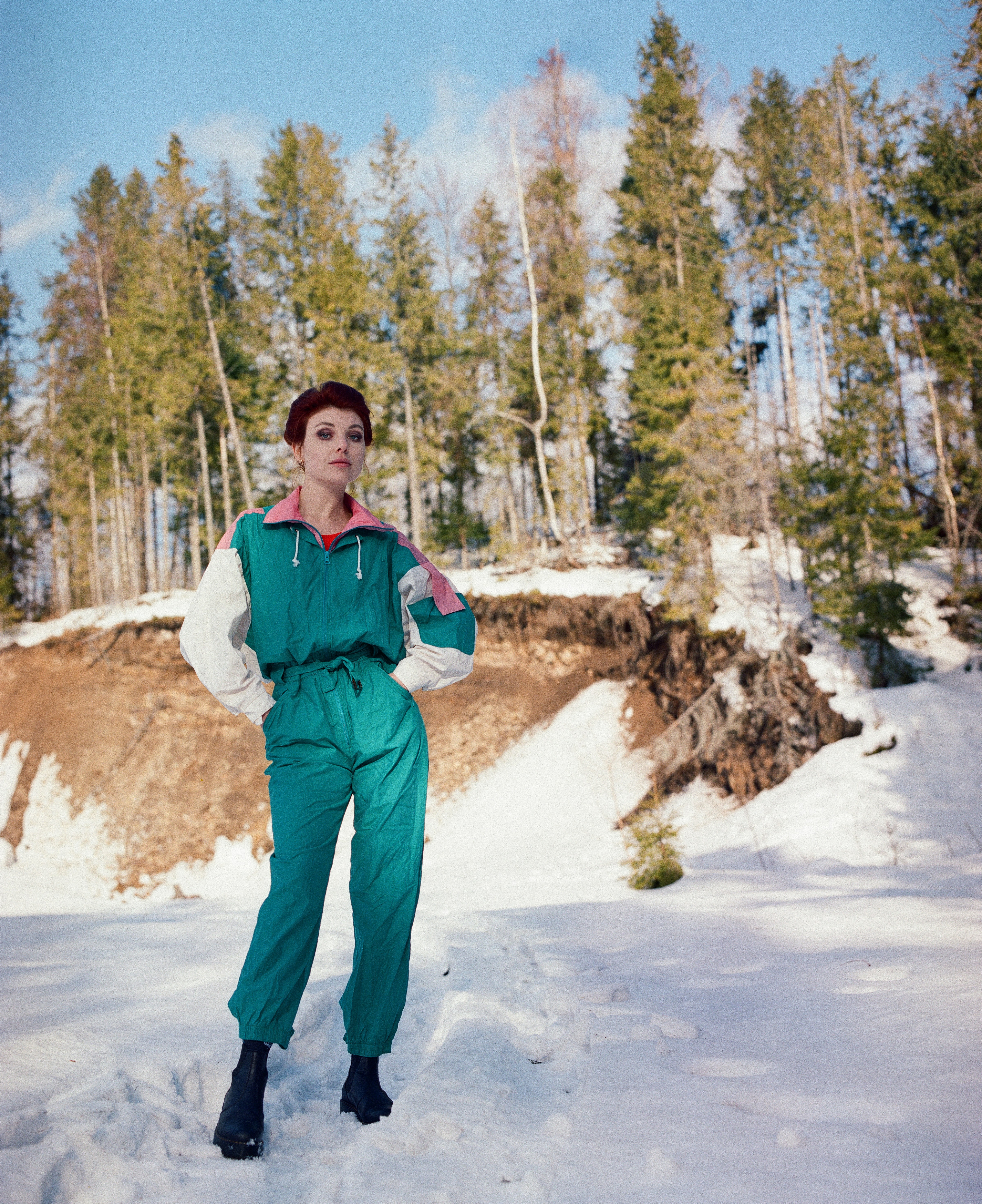 une personne debout dans la neige