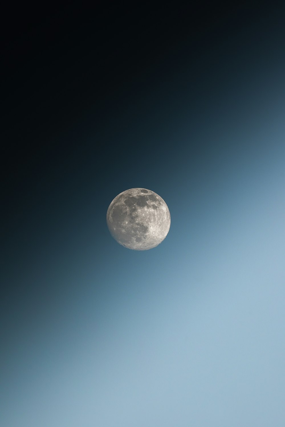 Ein Mond am Himmel
