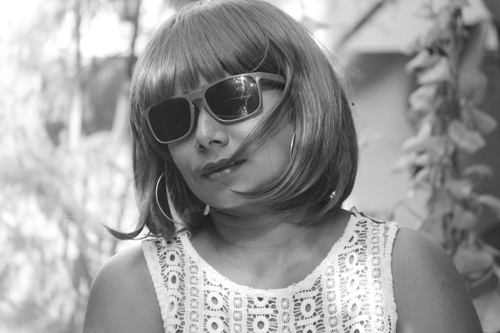 Una mujer con gafas de sol