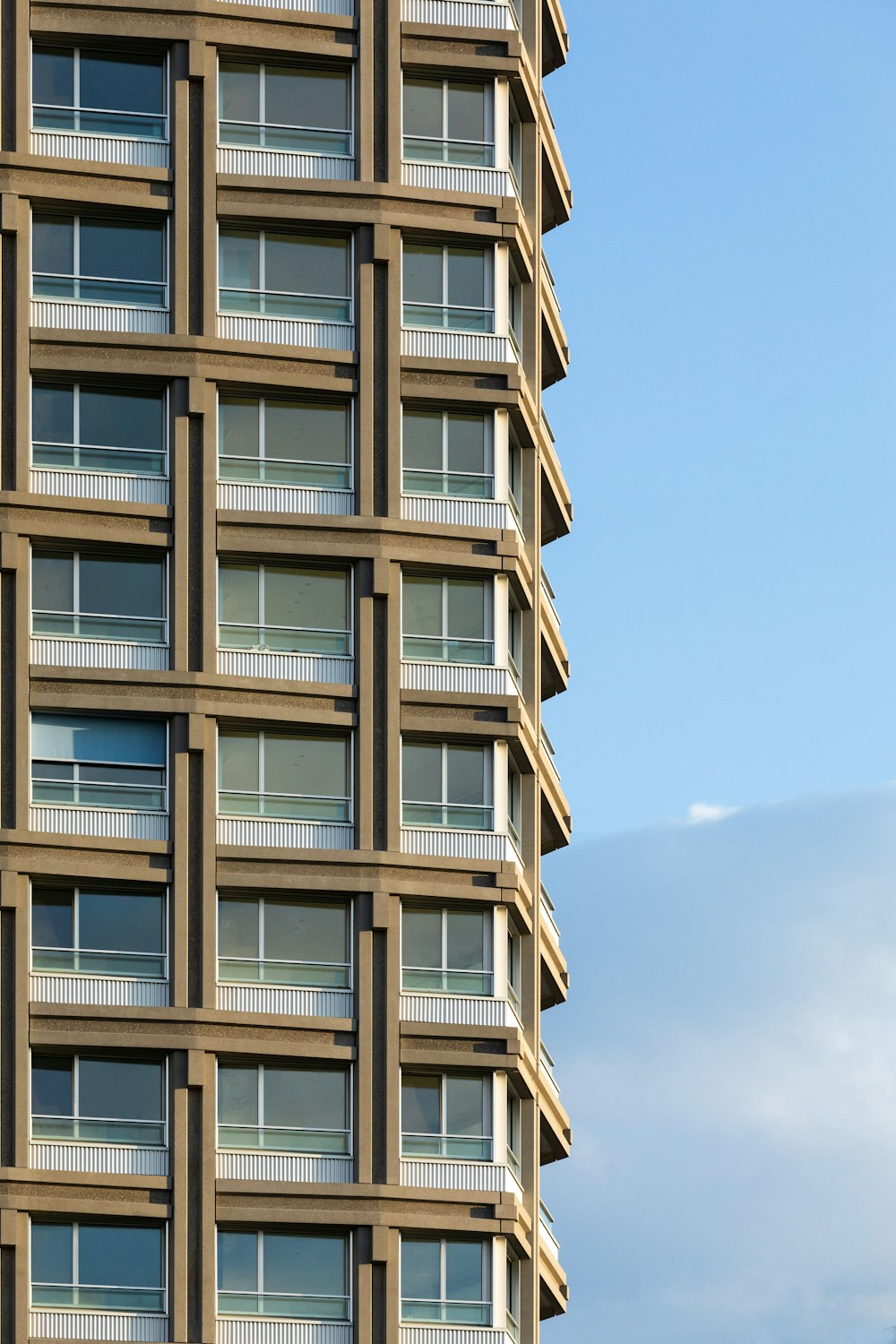 um edifício alto com muitas janelas