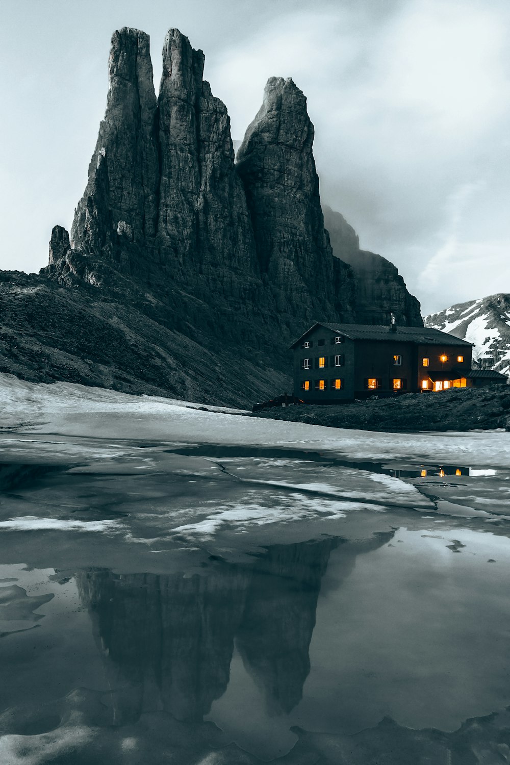Una casa en una playa rocosa