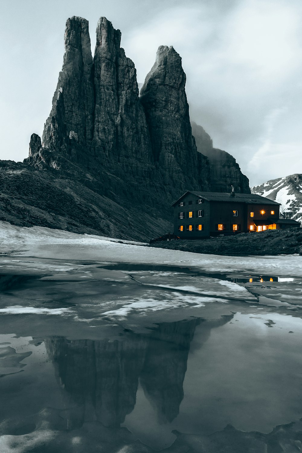 Ein Haus an einem felsigen Strand