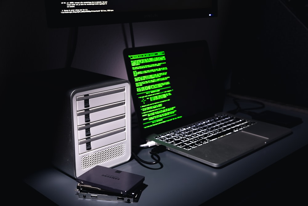un ordenador portátil y un ordenador