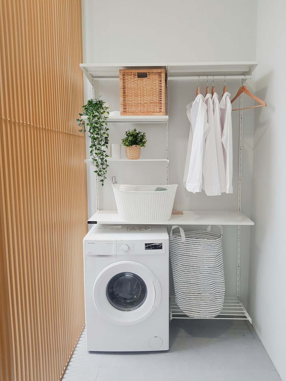una sala de lavandería con lavadora y secadora