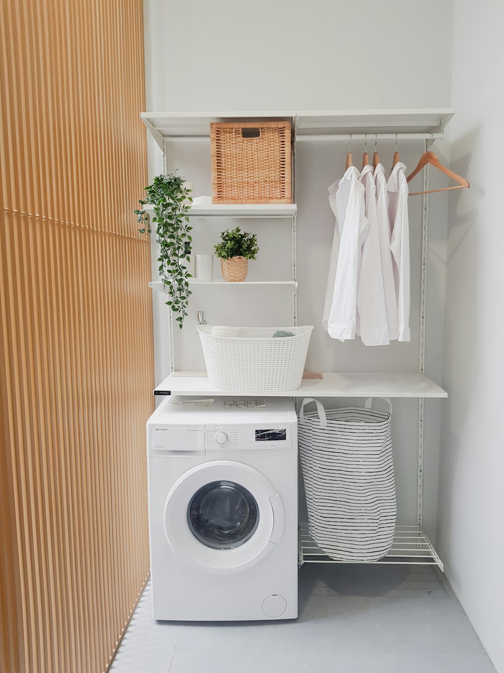 une salle de lavage avec laveuse et sécheuse