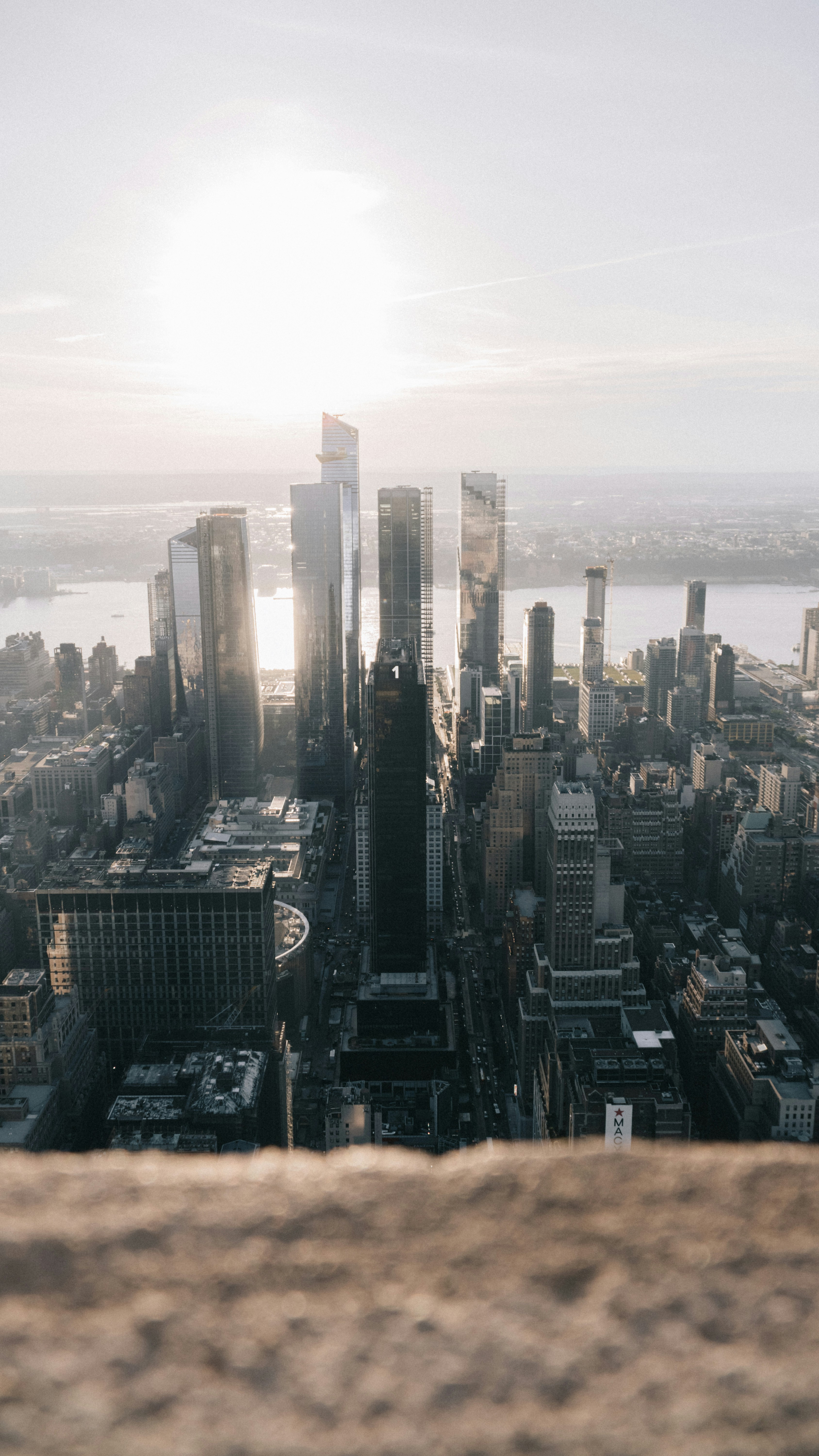 un horizonte de la ciudad con un río que lo atraviesa