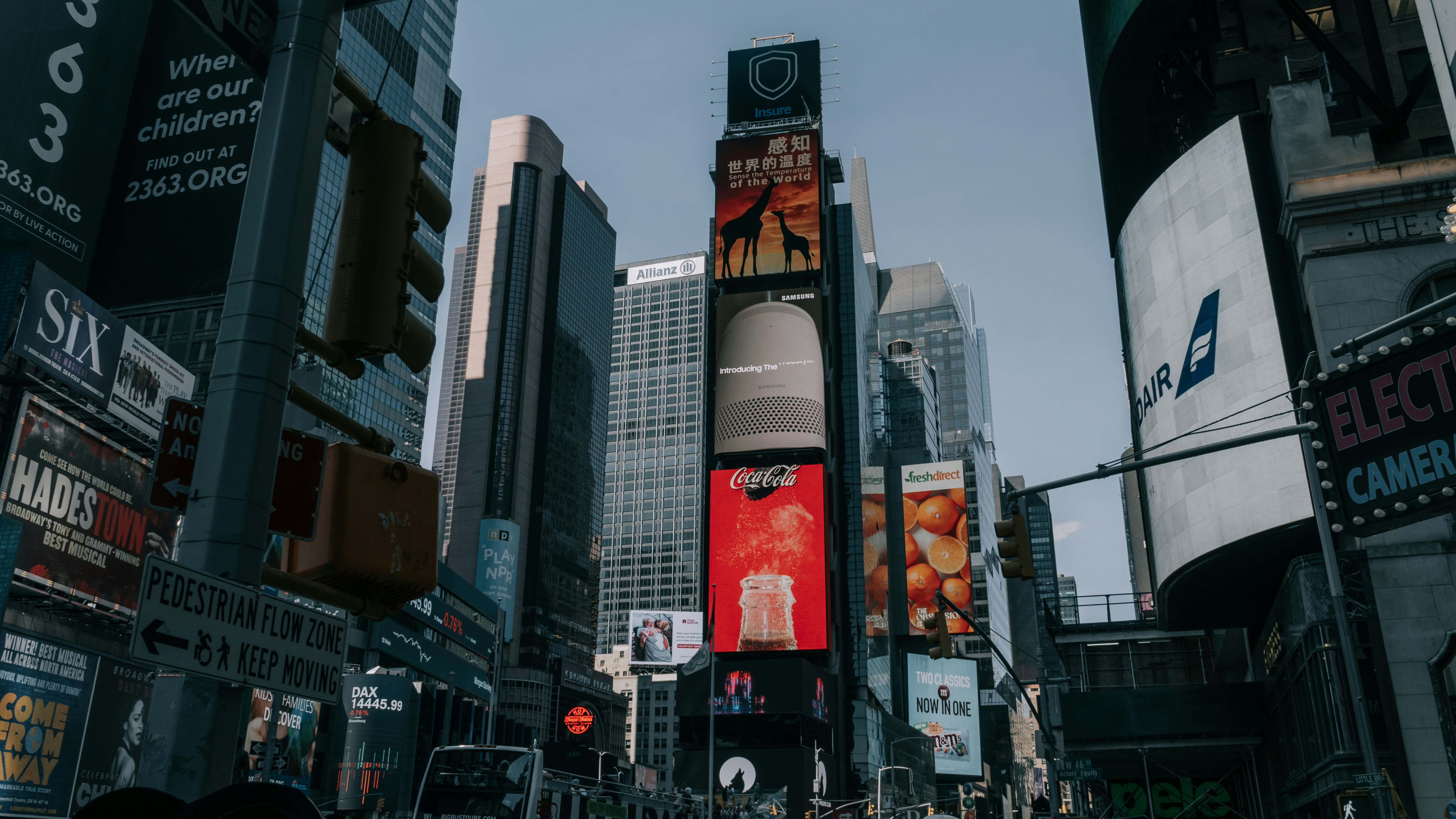 Una calle de la ciudad con muchas vallas publicitarias