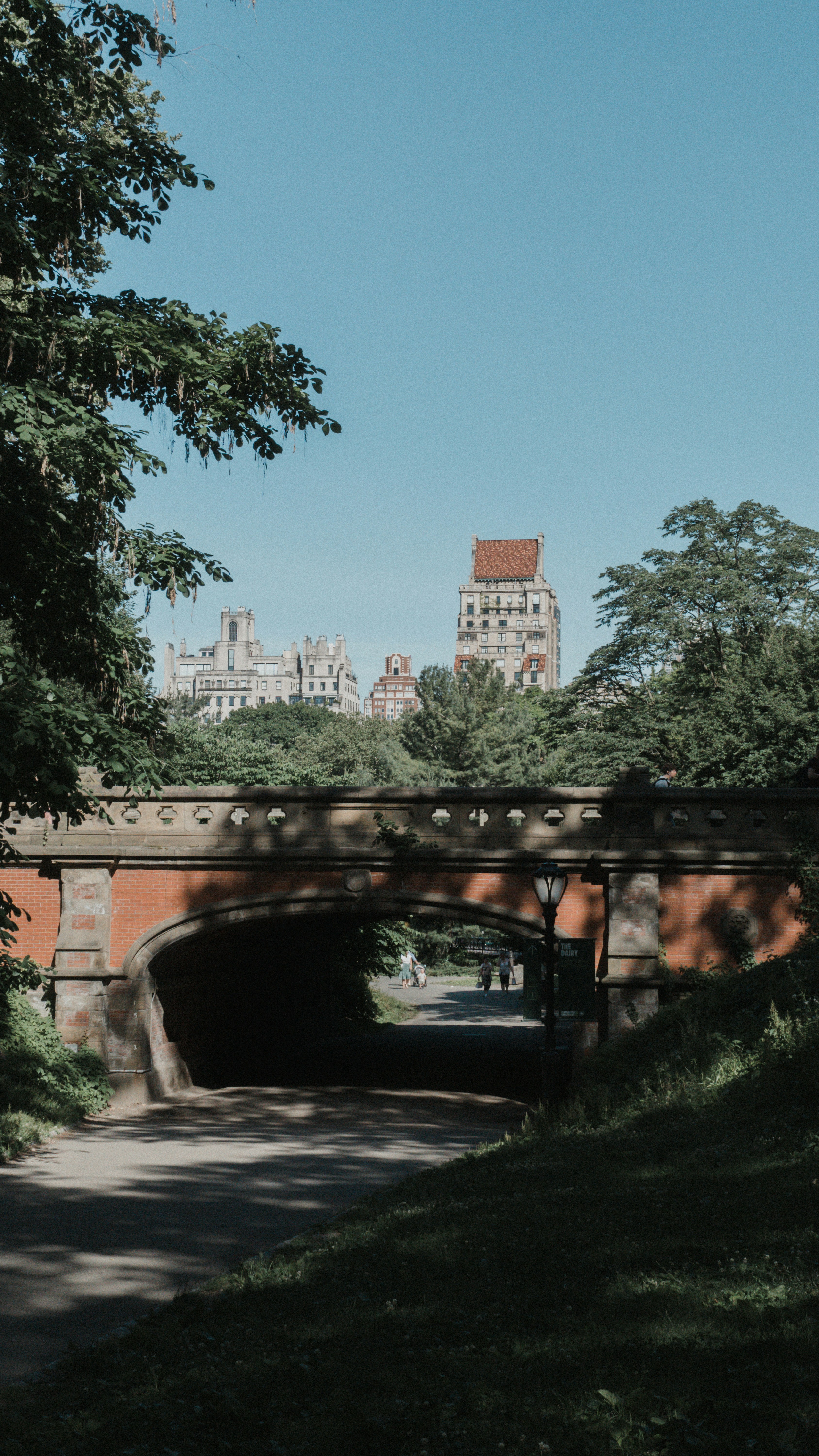 Un puente sobre un río
