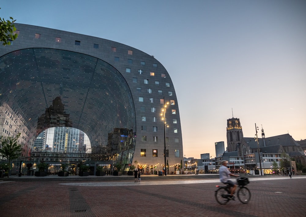 Ein hohes Gebäude in einer Stadt