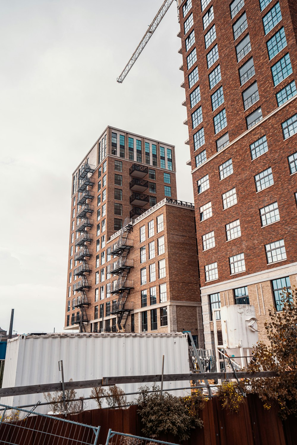 une grue à côté d’un bâtiment