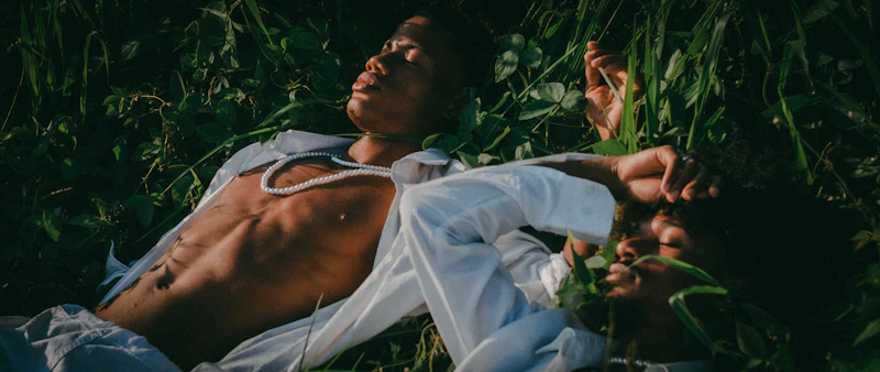 Sugar Boy brasileiro em camisa branca, clássico e charmoso