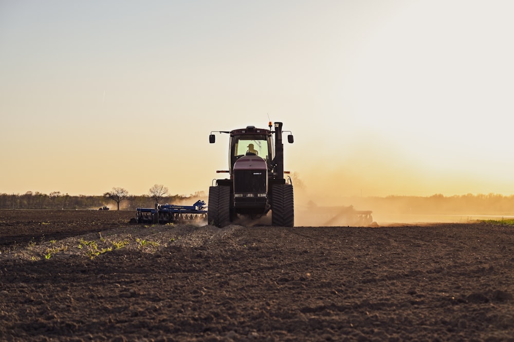 Un tractor en un campo