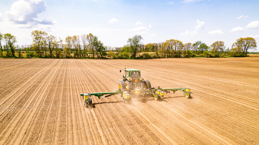 Tractor agrícola trabajando en un campo