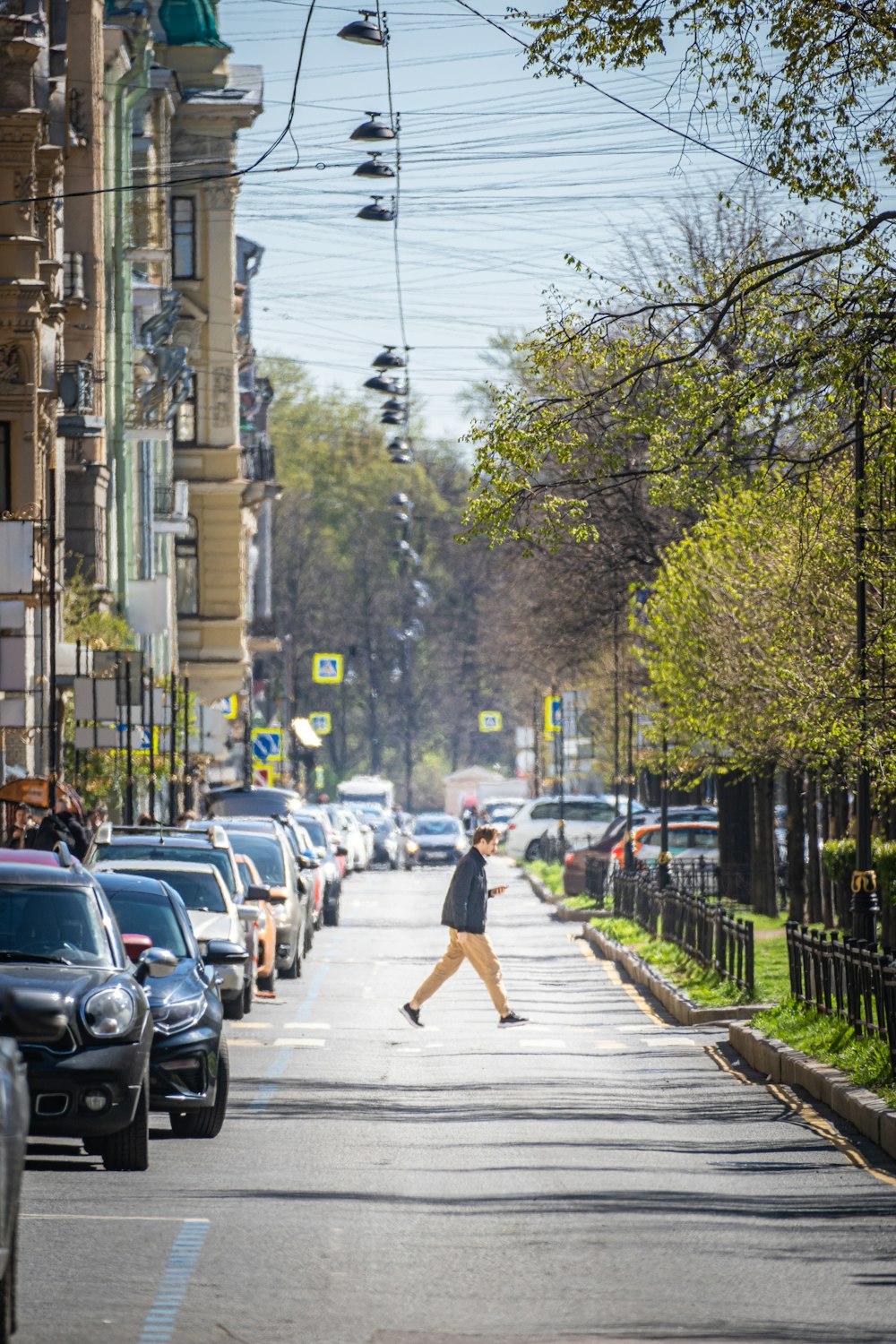 Eine Person, die eine Straße entlang geht