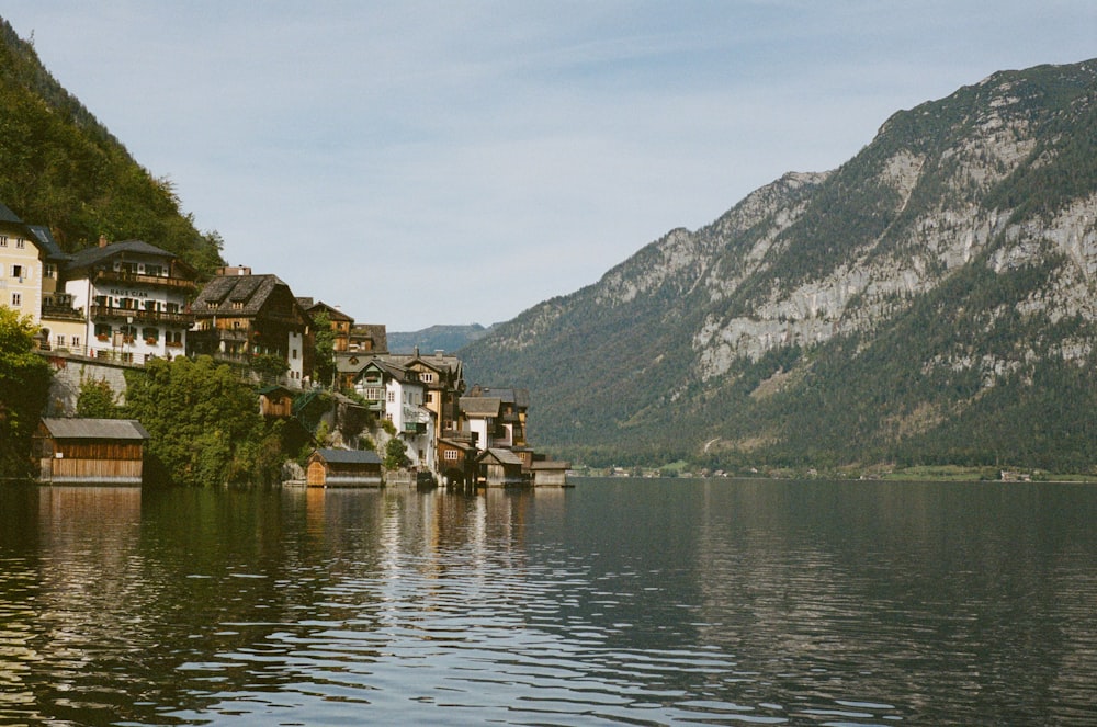 Una città vicino a uno specchio d'acqua