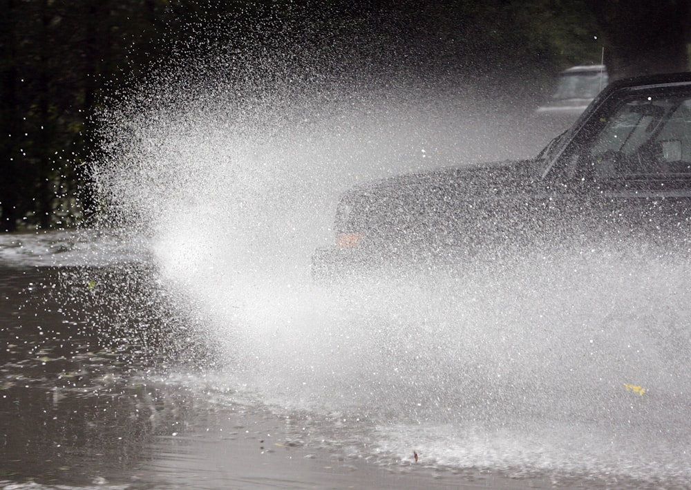 水たまりを走る車