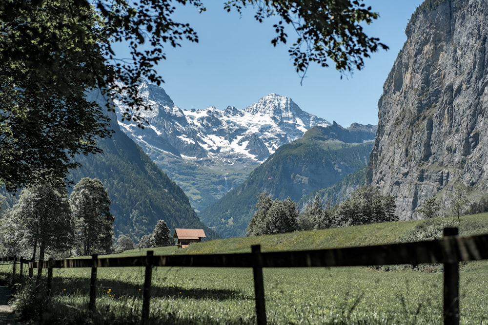 Ein Zaun vor einem Berg