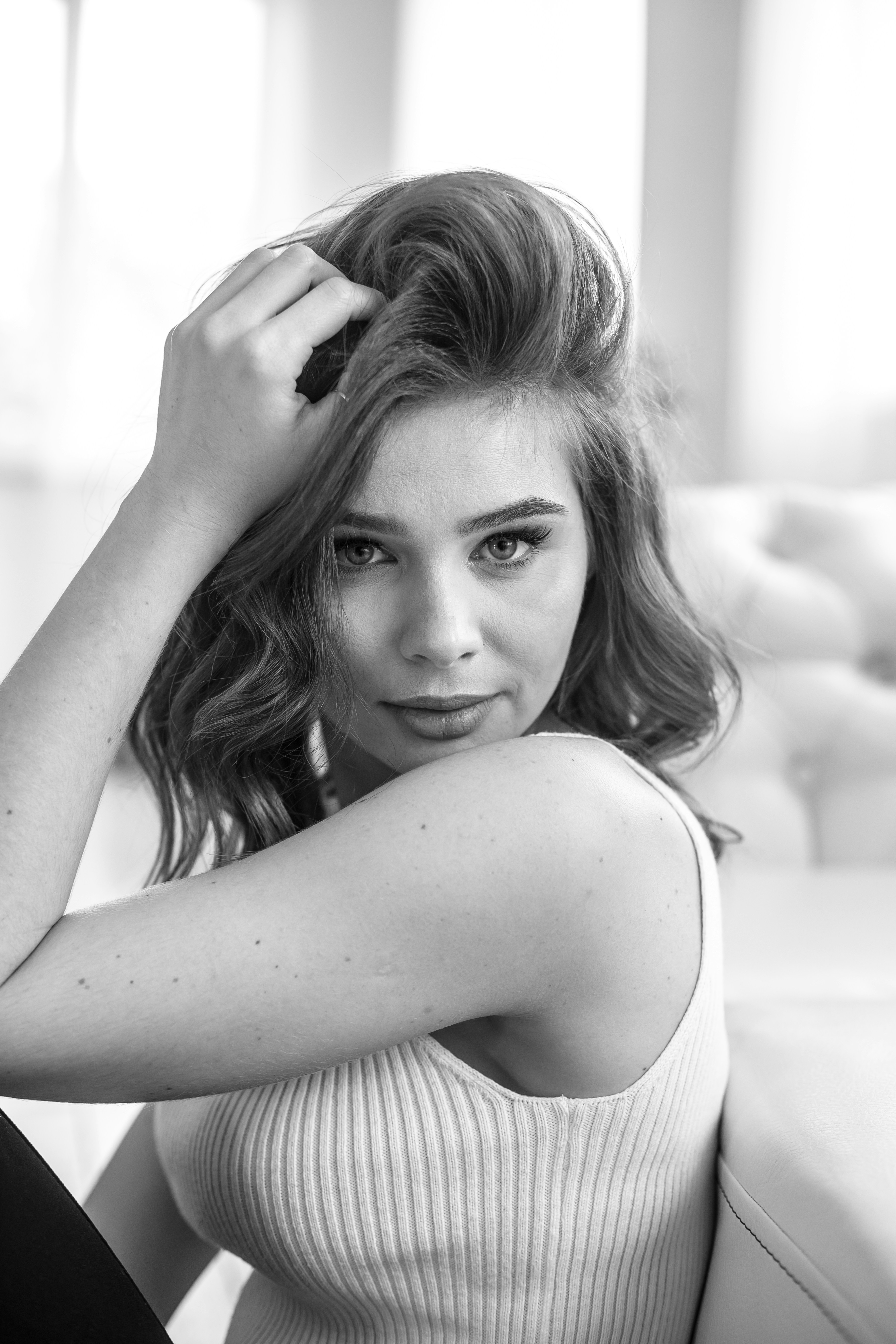 Una donna in posa per una foto