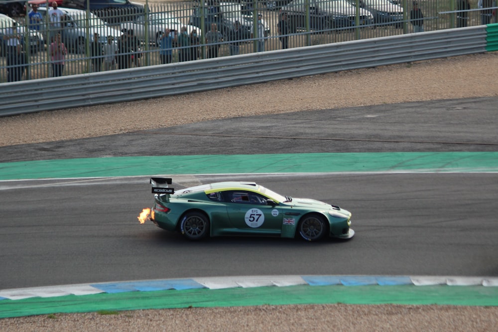 Un coche de carreras en una pista