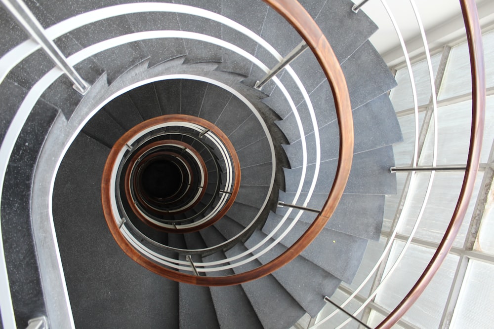 un escalier en colimaçon avec une ouverture circulaire