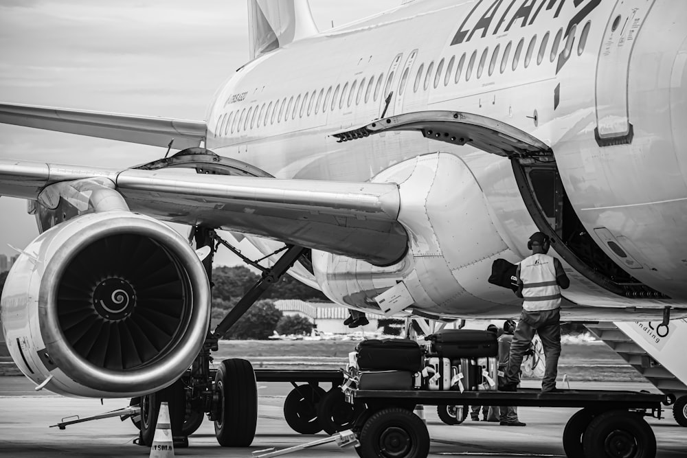 um homem de pé ao lado de um avião