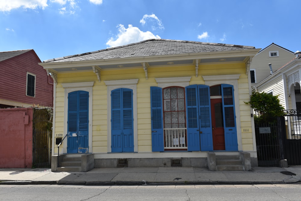 um edifício com portas azuis