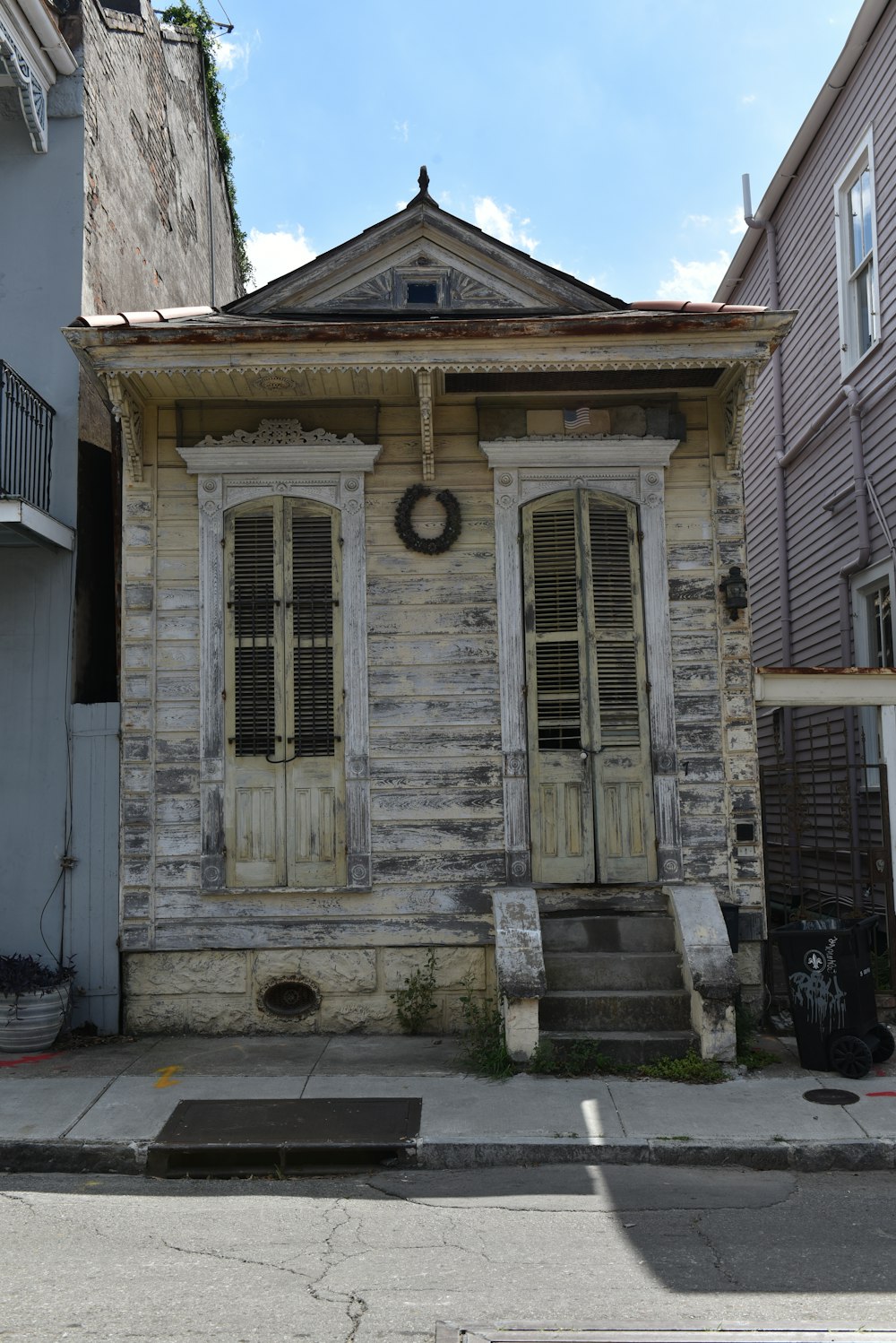 un piccolo edificio con una porta