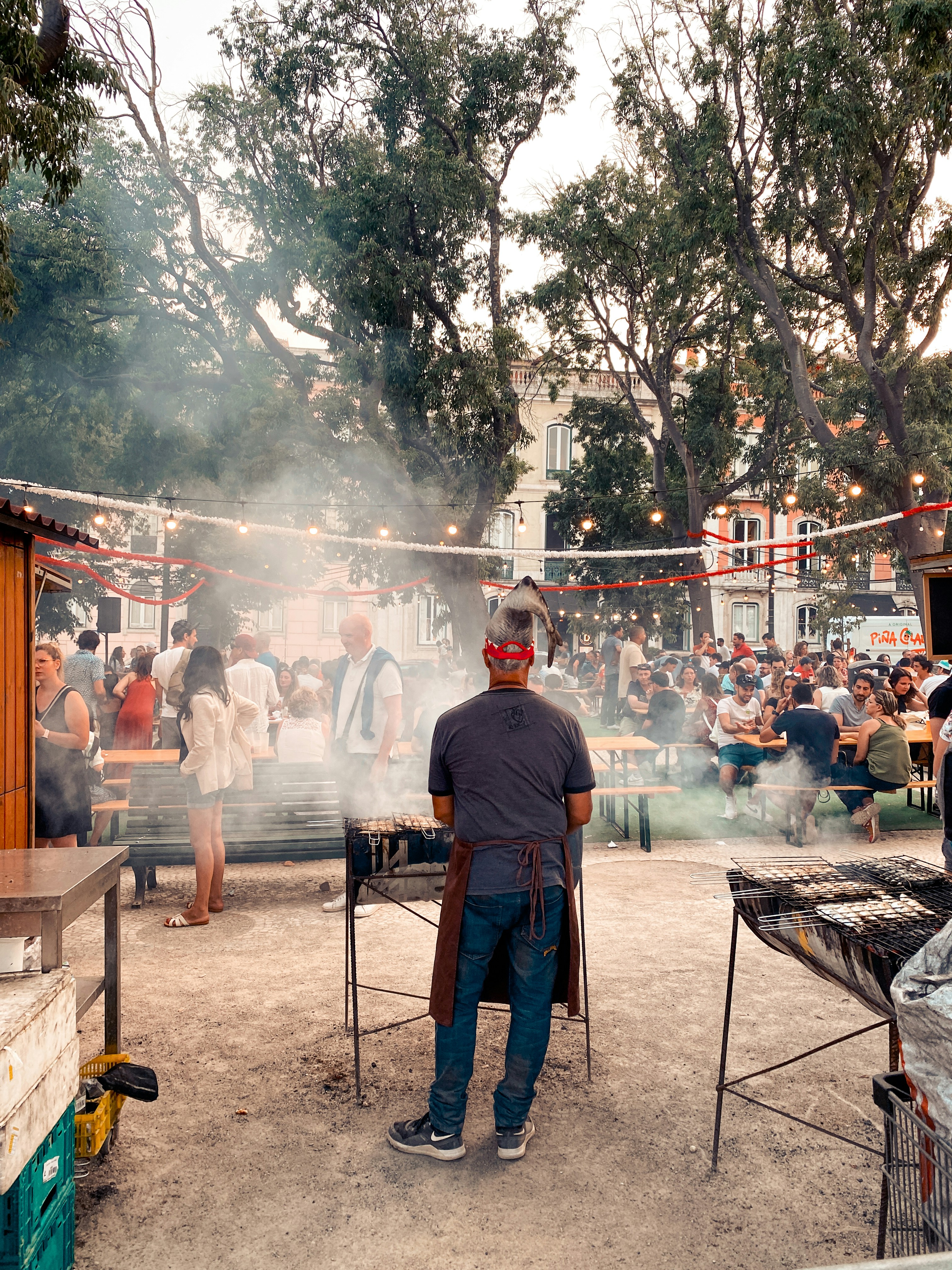 Un uomo che indossa una maschera