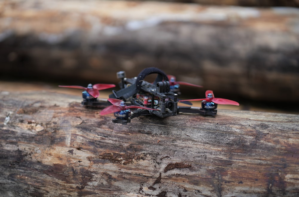 une petite voiture sur une surface en bois