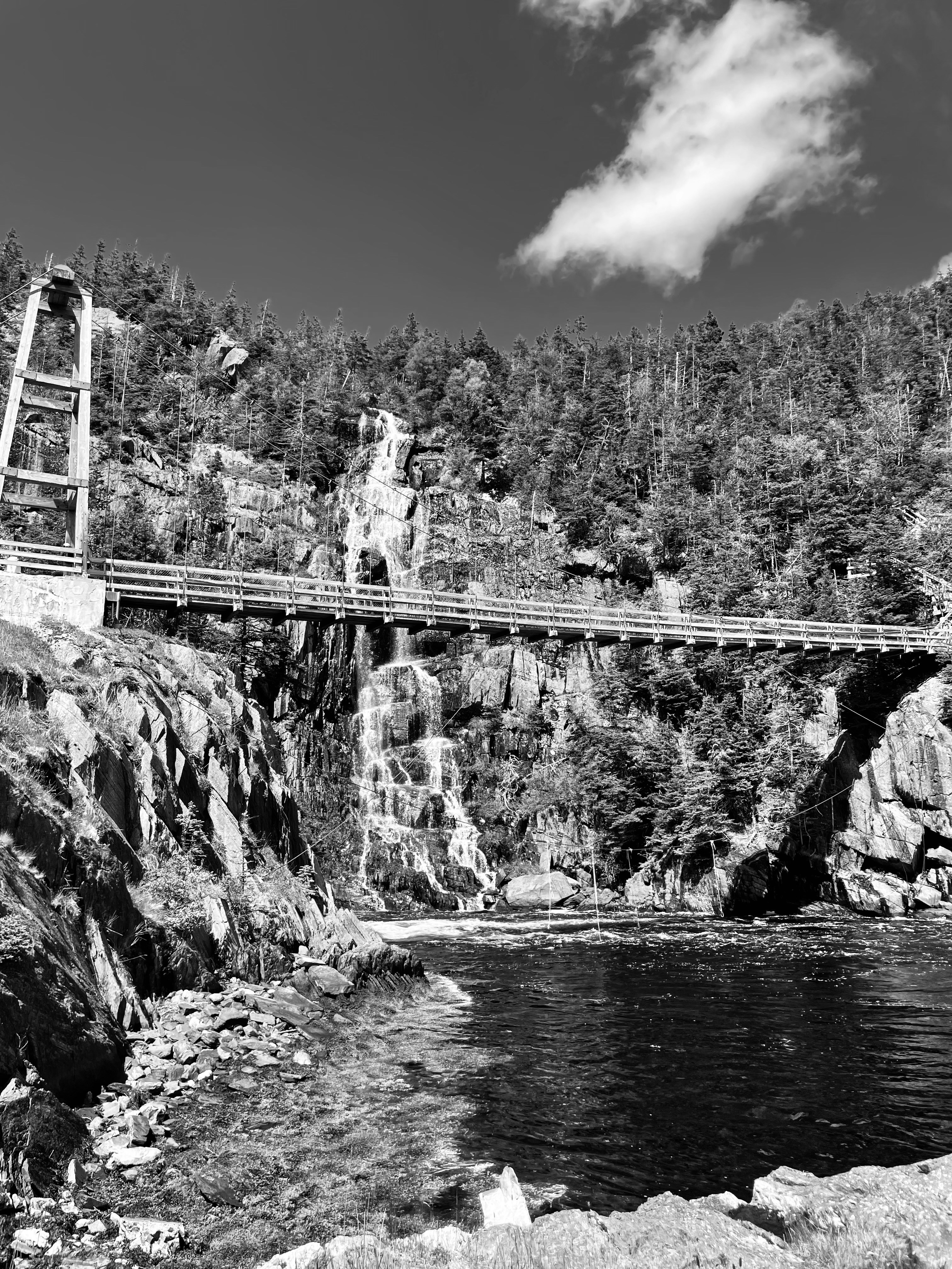 uma ponte sobre um rio