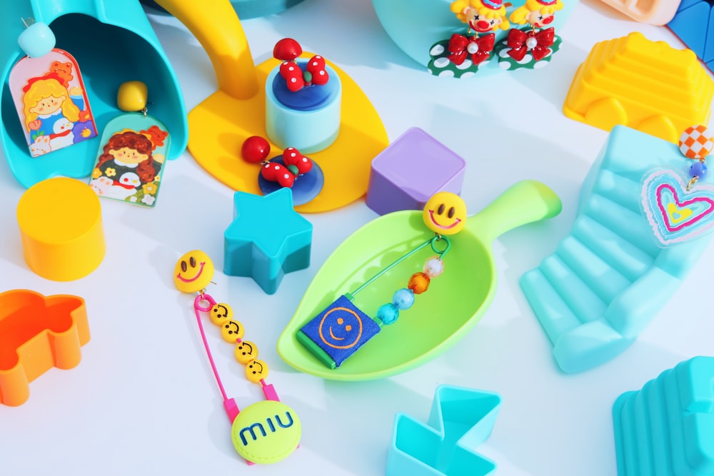 Un groupe de jouets colorés