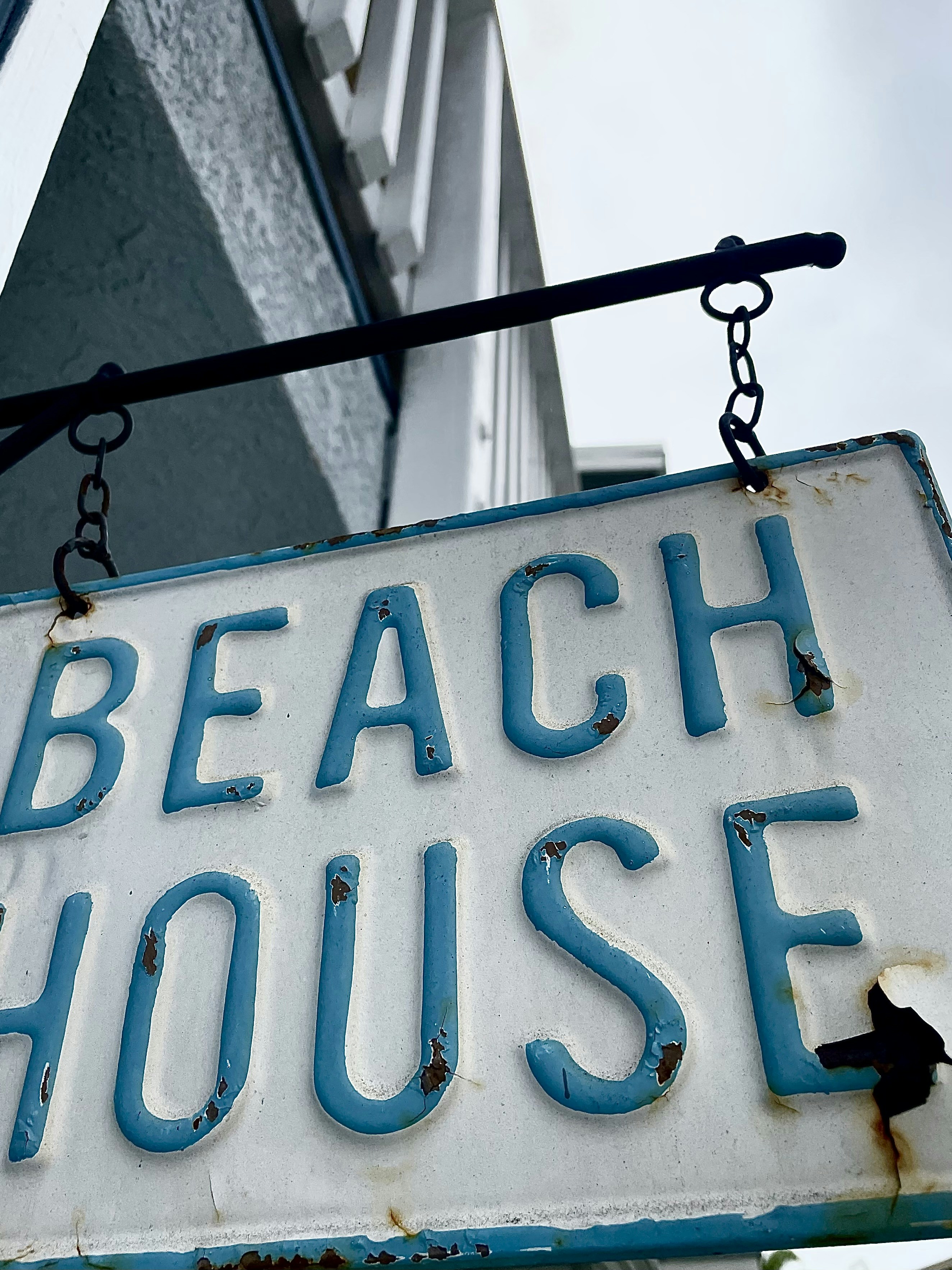 A sign with blue lettering photo – Free Grey Image on Unsplash