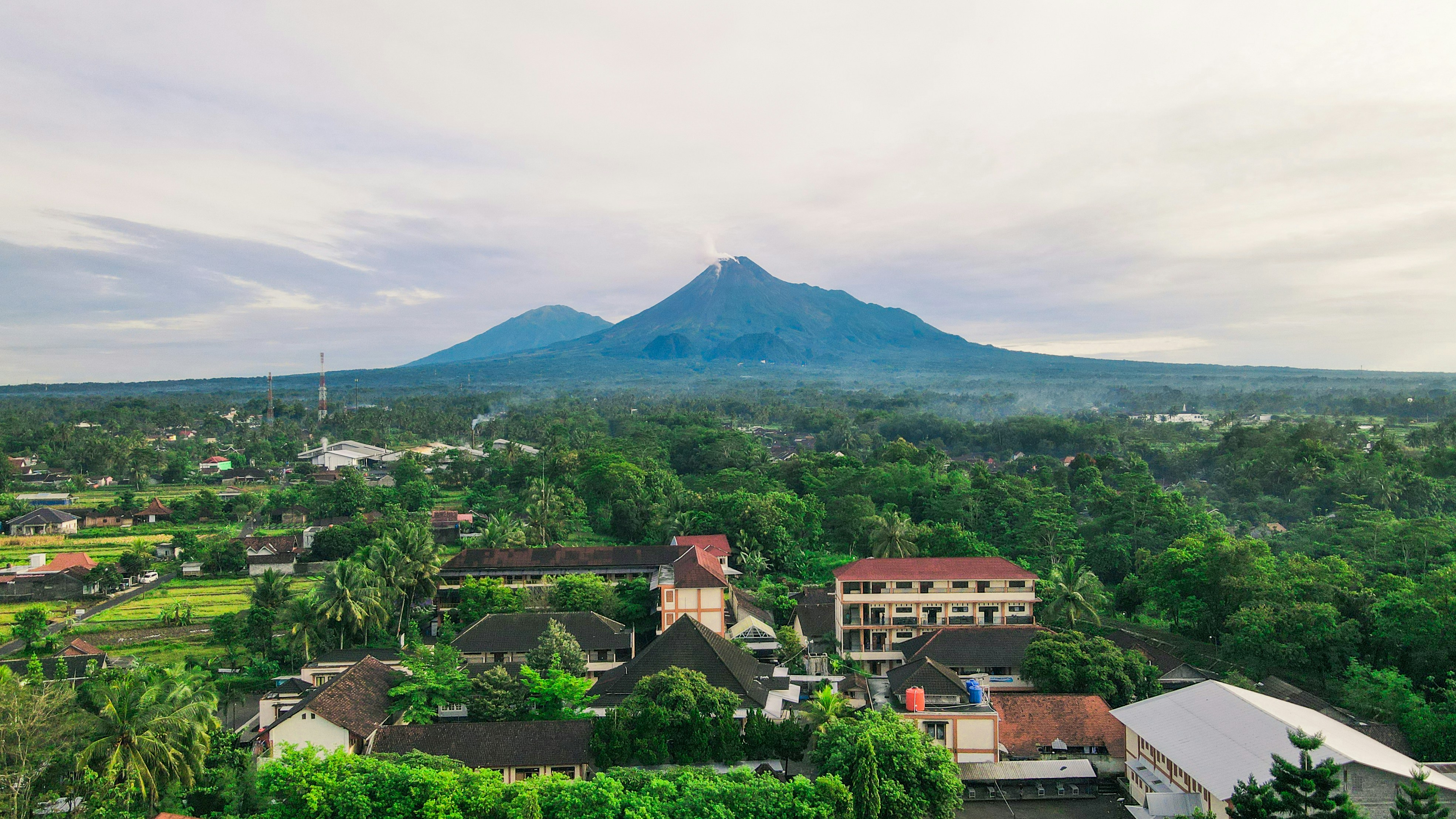 sebuah kota dengan latar belakang gunung