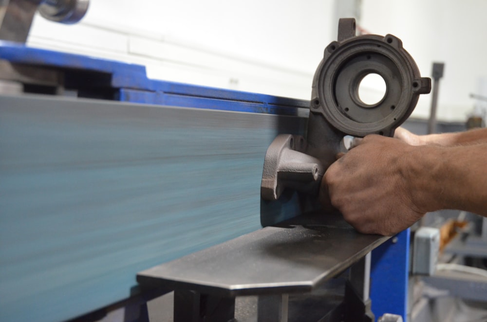 Un homme travaillant sur une machine