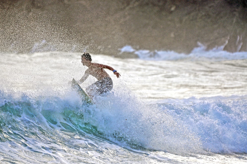 um homem surfando em uma onda