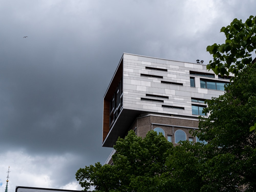 Un edificio con árboles frente a él