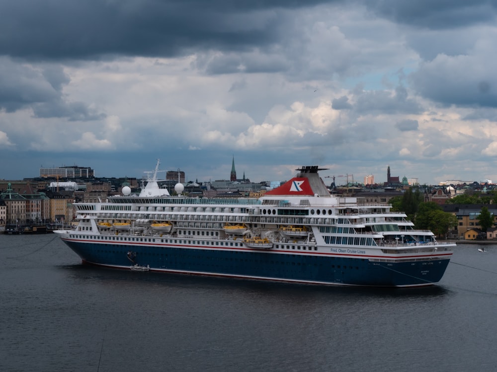 Un grand bateau de croisière sur l’eau