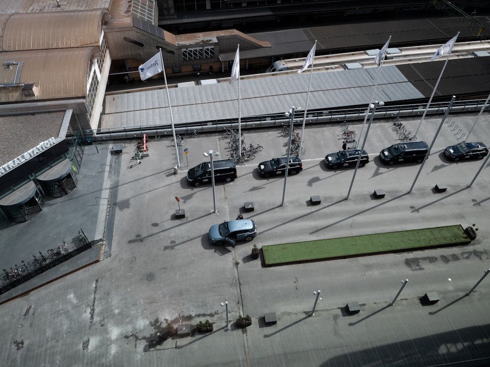 um parque de estacionamento com carros