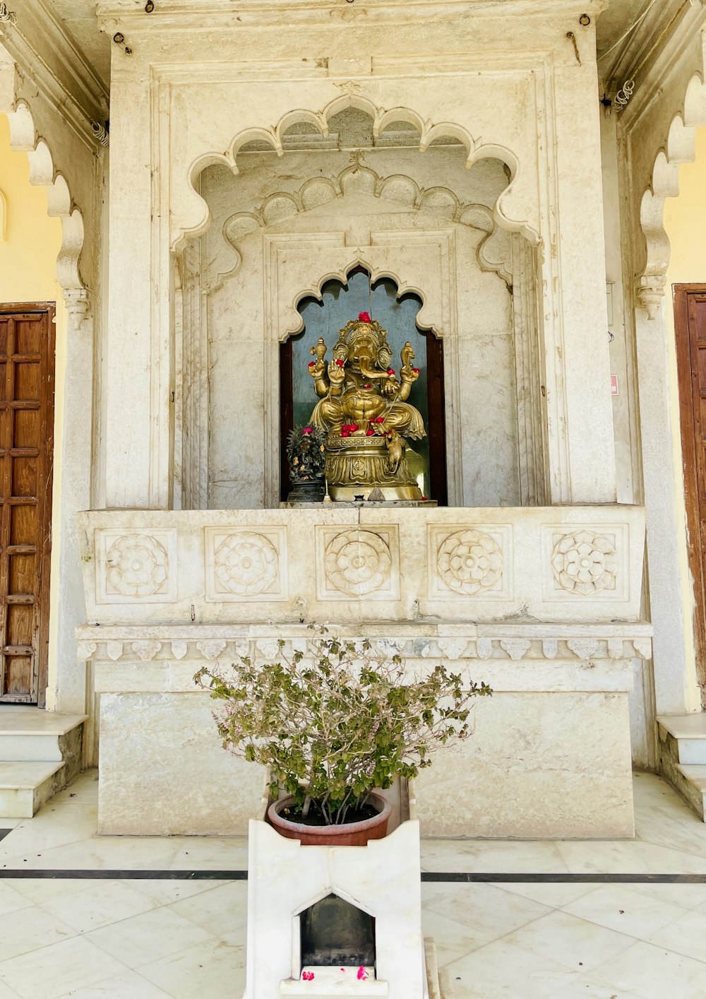 a statue in a room