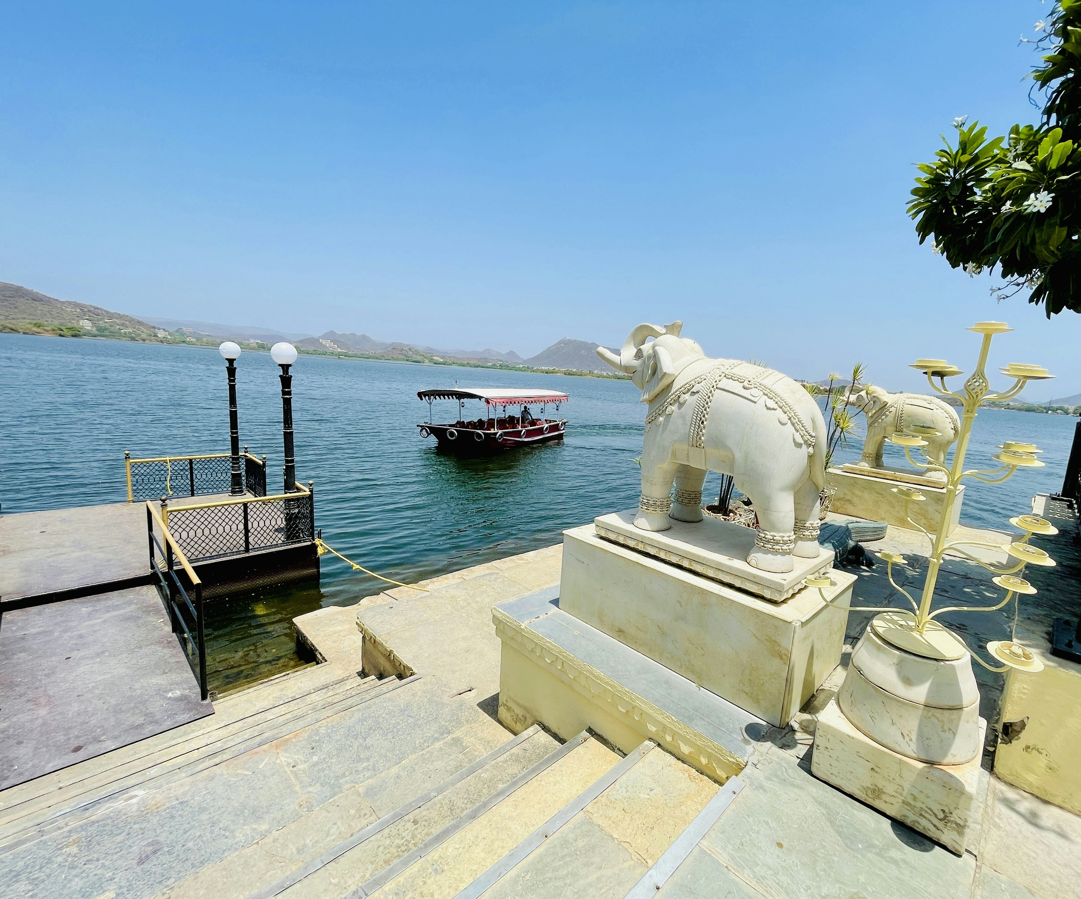 Udaipur Lake Pichola and City Palace — Cross the lake by ferry to Jag Mandir, wander whitewashed havelis, and shoot reflections from rooftop cafes in the old town.