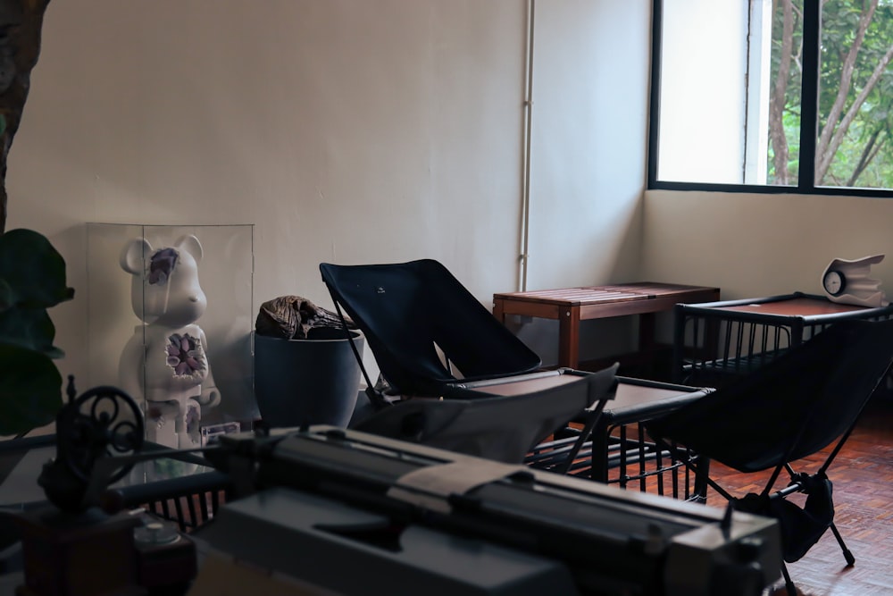 une chambre avec un bureau et des chaises