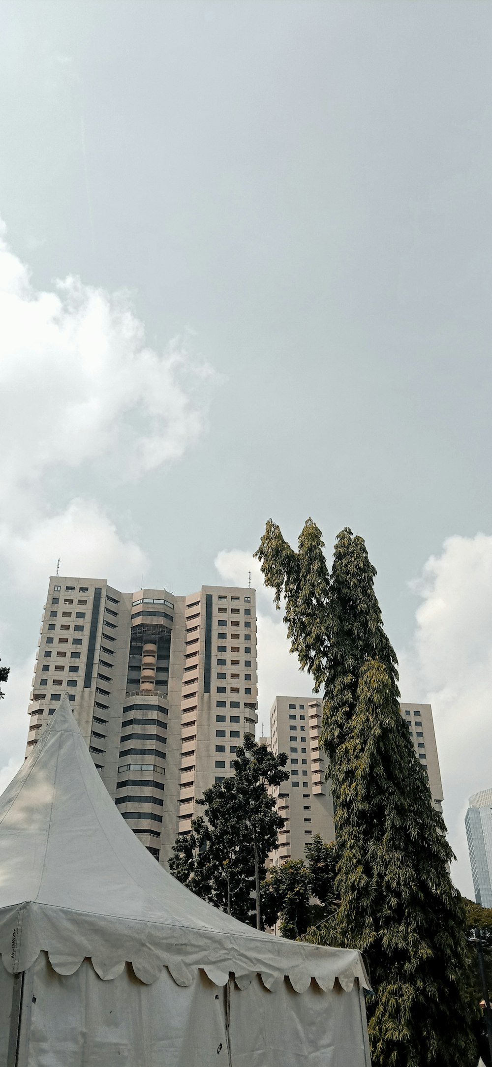 un edificio con una tenda bianca di fronte