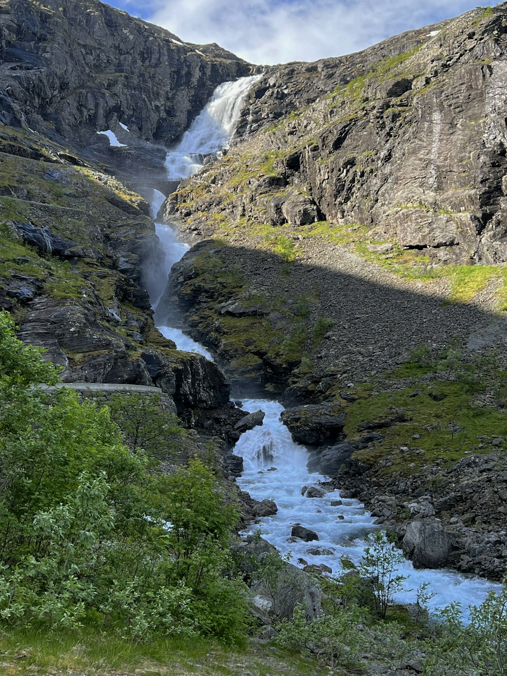 Ein Fluss, der durch ein Tal fließt